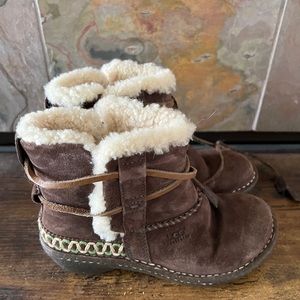 UGG brown moccasin short tie boots womens size 5 Very good condition